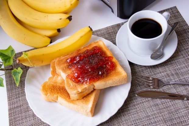 Gooseberry jam with banana 