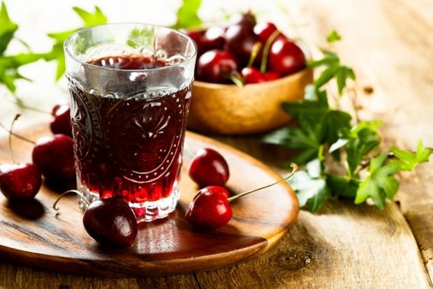 Cherry juice in a juicer for the winter