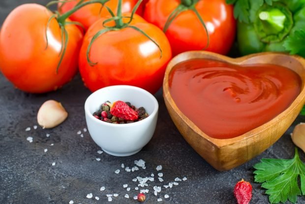 Tomato ketchup with garlic for winter 