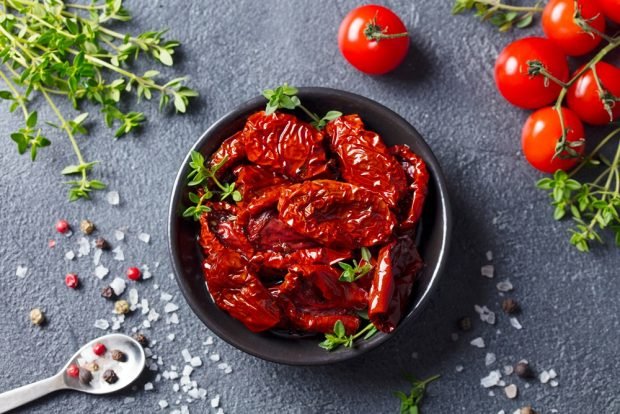 Dried tomatoes with basil in the oven for the winter – a simple and delicious recipe how to cook step by step