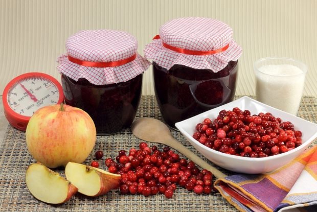 Antonovka jam with lingonberries 