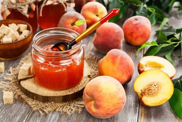 Peach jam with almonds