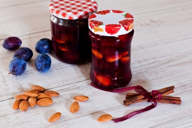 Plum jam with almonds 