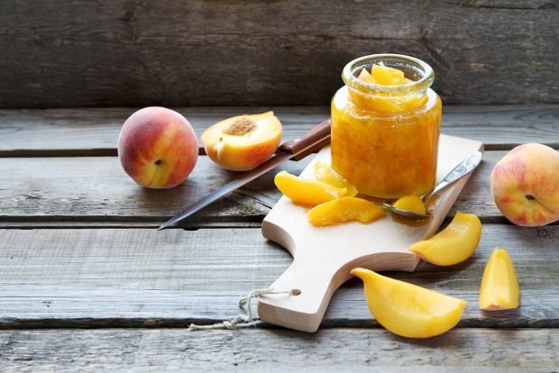 Peaches and apricots in syrup for winter