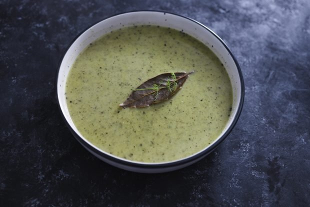 Milk soup with zucchini and herbs