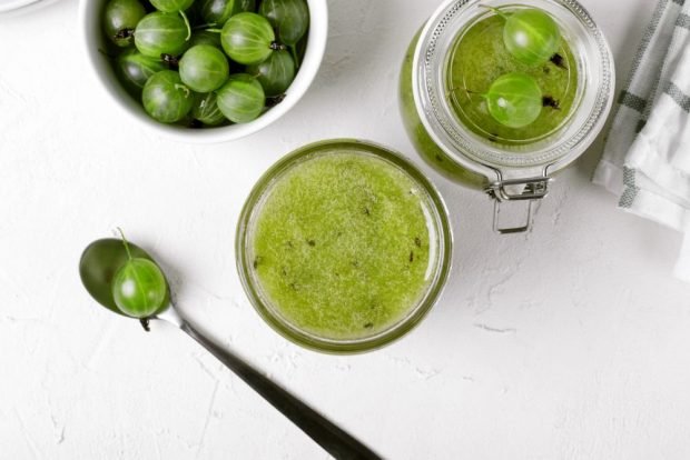 Gooseberry jelly without cooking is a simple and delicious recipe, how to cook it step by step