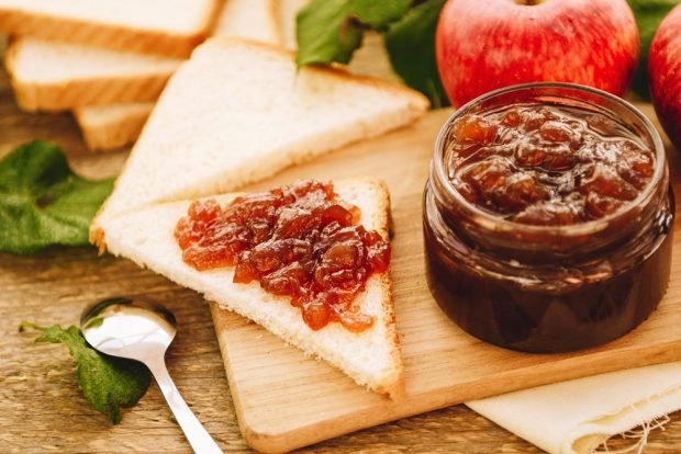 Apple jam with walnuts