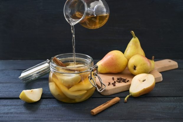 Compote for winter from pears with cinnamon 