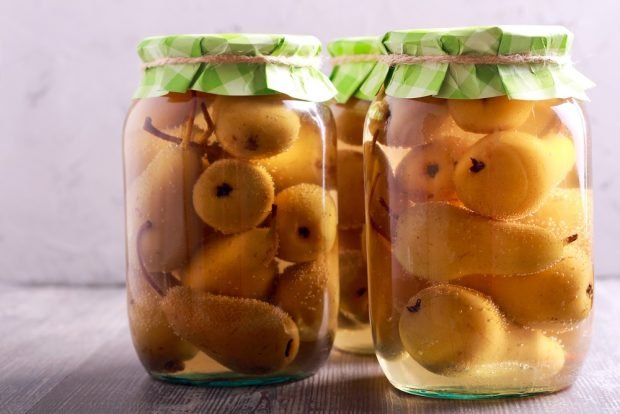 Compote of unripe pears for the winter 