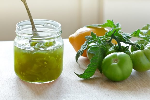 Jam of green tomatoes with lemon