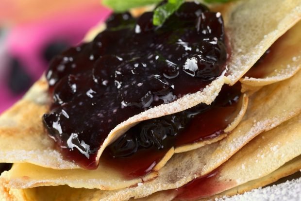 Thick blueberry jam with whole berries is a simple and delicious recipe, how to cook step by step