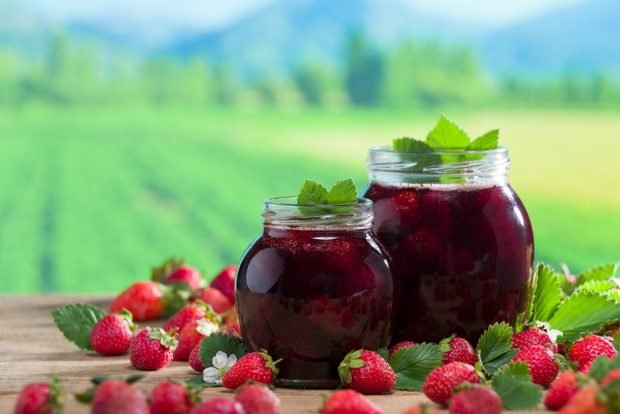 Strawberry jam with whole berries and mint 