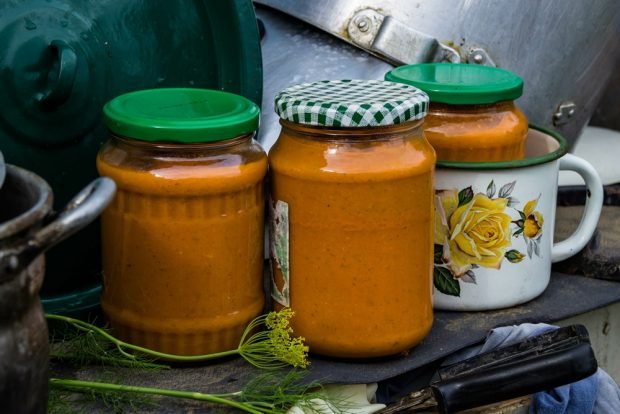 Caviar from cucumbers with tomato paste for winter 