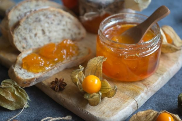 Physalis jam with lemon 