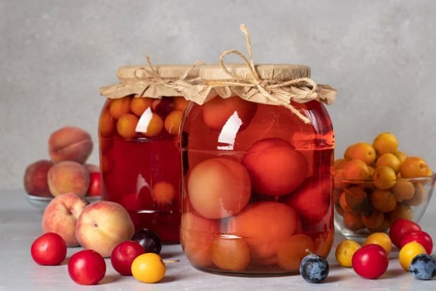 Compote of peaches and plums for winter 