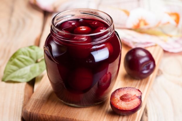 Red plum compote for winter is a simple and delicious recipe, how to cook step by step