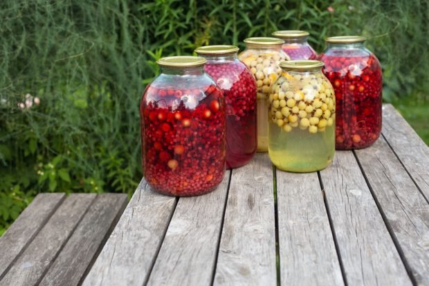 Berry compote for the winter in cans 