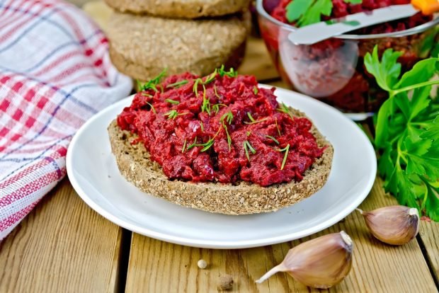 Caviar from beetroot and green tomatoes for winter