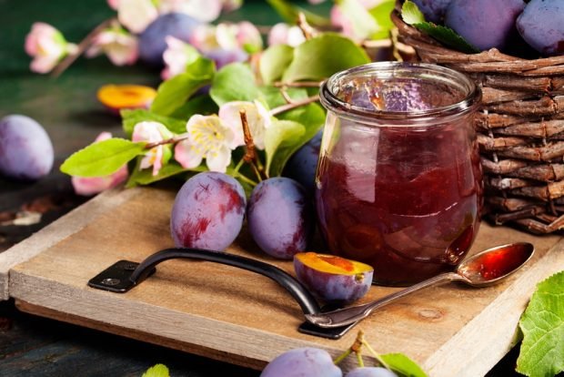 Plum jam with pectin