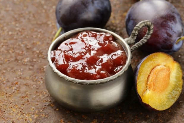 Plum jam with walnuts