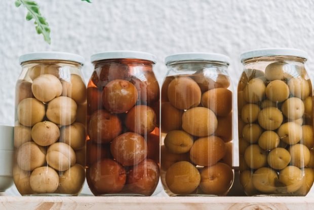 Canned compote of whole peaches