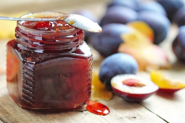 Plum jam with gelatin