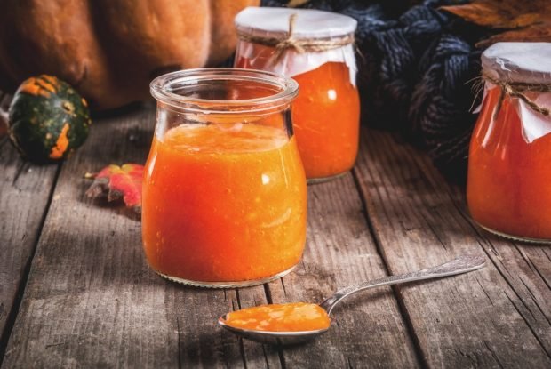 Pumpkin puree with dried apricots for winter