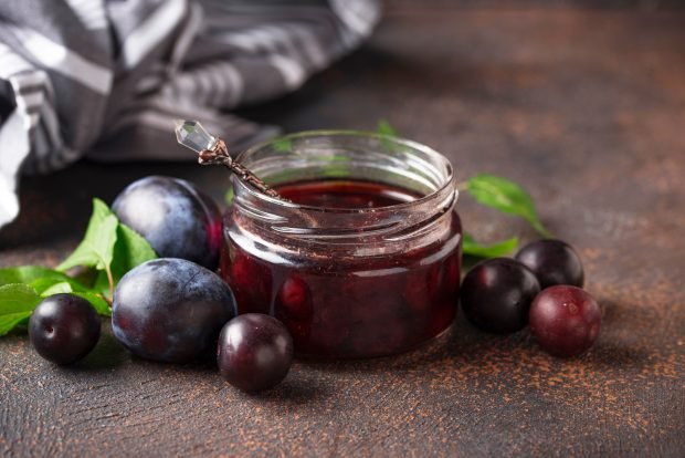 Sloe jam with stones