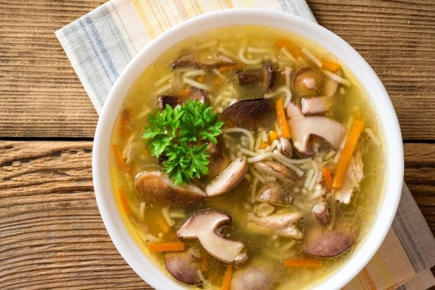 Chicken soup with mushrooms is a simple and delicious recipe, how to cook step by step