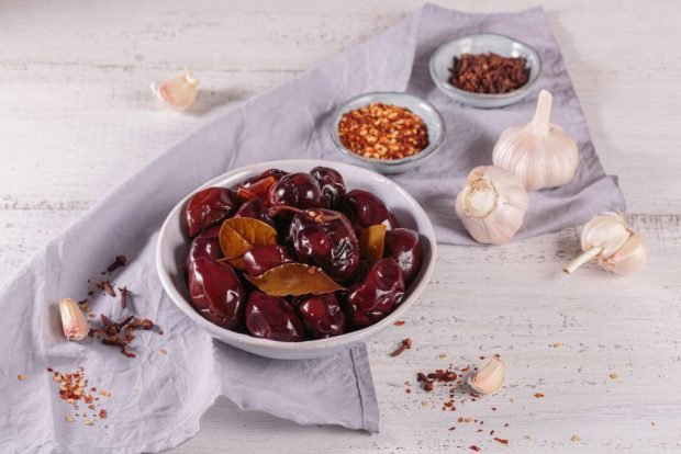 Pickled plums with garlic for winter is a simple and delicious recipe, how to cook step by step