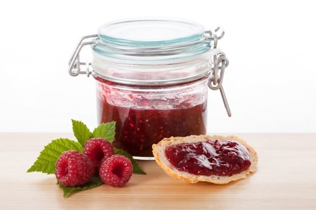 Thick raspberry jam with stones is a simple and delicious recipe, how to cook step by step