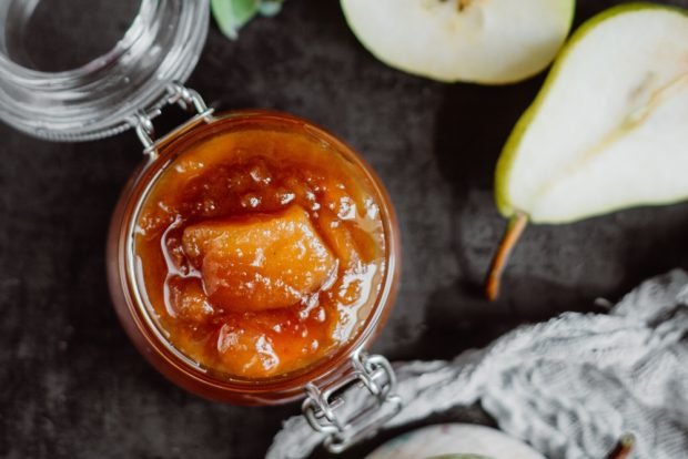 Pear jam with walnuts and lemon