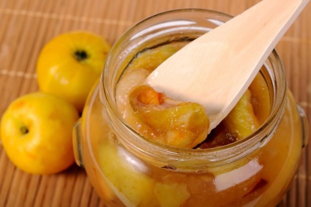 Apple jam with almonds 