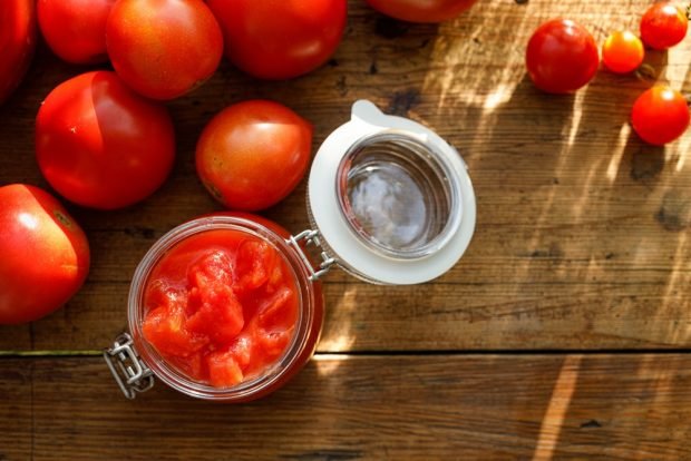 Tomatoes in their own juice with apple cider vinegar for winter