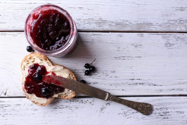 Blackcurrant jam in a bread maker 