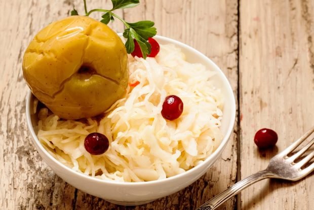 Cabbage with apples and cranberries for winter is a simple and delicious recipe, how to cook step by step