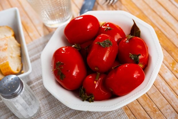 Pickled tomatoes with prunes for winter – a simple and delicious recipe, how to cook step by step