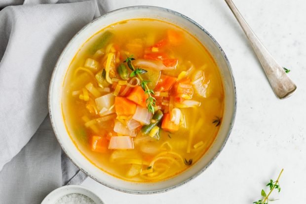 Chicken soup with turmeric and frozen vegetables is a simple and delicious recipe, how to cook step by step