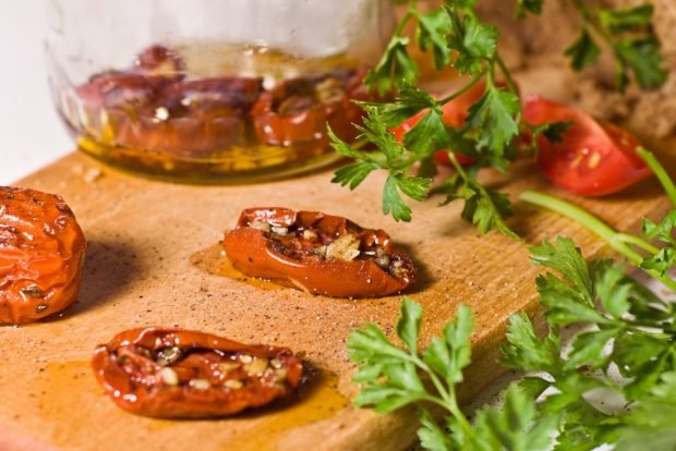 Dried tomatoes in the oven for the winter – a simple and delicious recipe, how to cook step by step