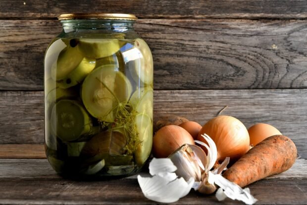 Pickled zucchini in circles 