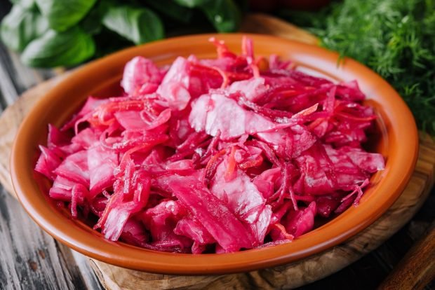 Cabbage salad with beetroot for winter in jars