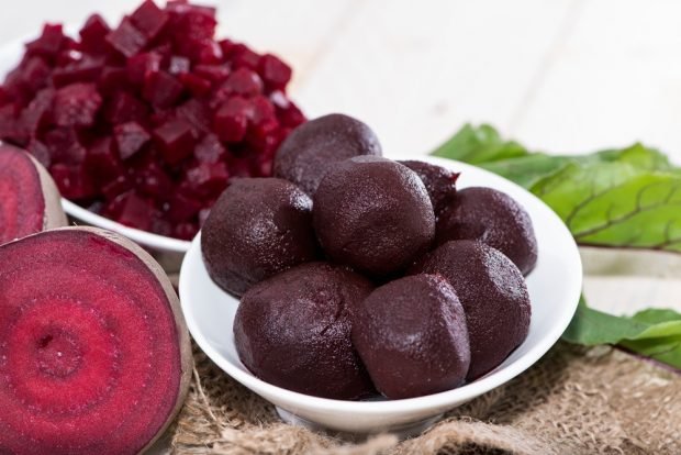 Pickled whole beetroot for winter in jars