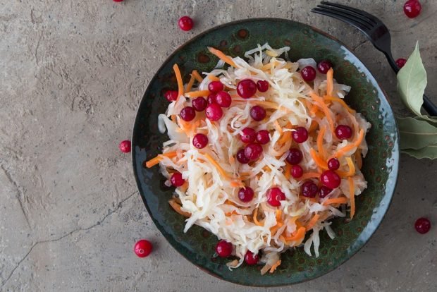 Sauerkraut with lingonberries for winter – a simple and delicious recipe, how to cook step by step