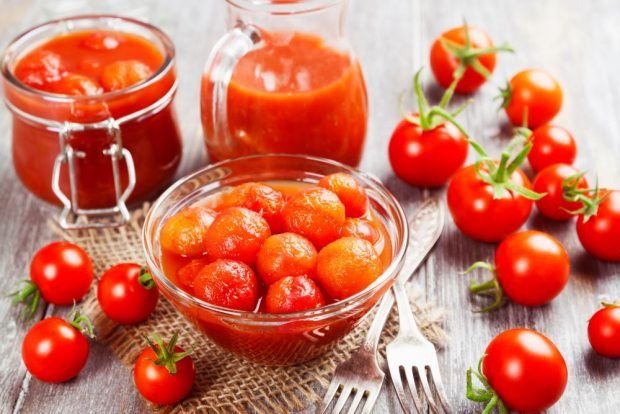 Tomatoes with onions in their own juice for the winter