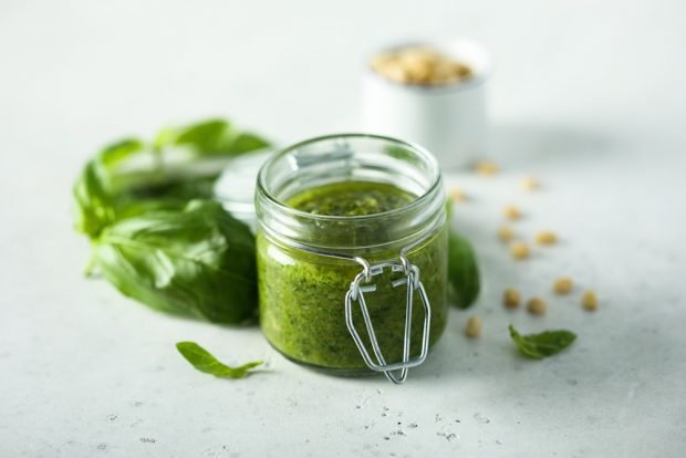 Pesto sauce for winter at home 