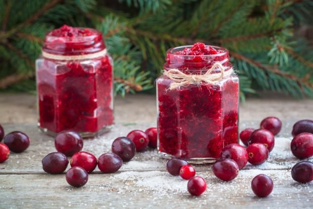 Cranberries ground with sugar without cooking is a simple and delicious recipe, how to cook step by step