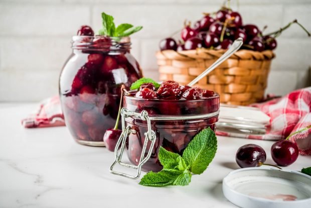 Cherry jam with stones in a slow cooker – a simple and delicious recipe, how to cook step by step