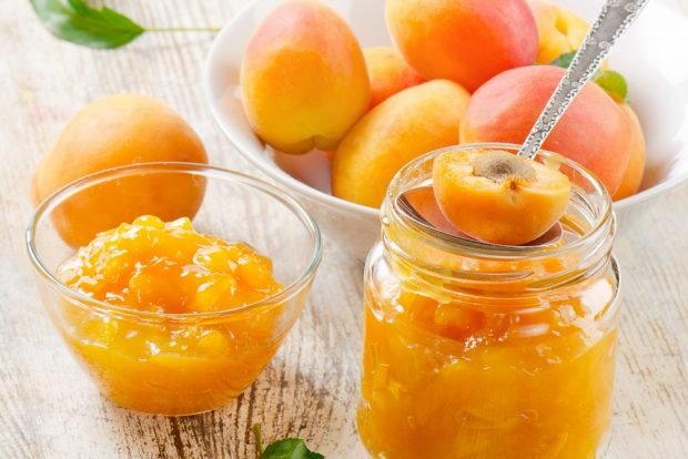 Apricot jam with lemon is a simple and delicious recipe how to cook step by step