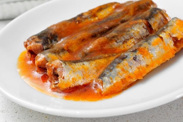 Sprat in tomato sauce with vegetables for winter – a simple and delicious recipe, how to cook step by step