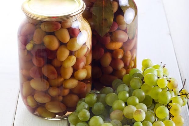 Grapes with mustard for winter in jars